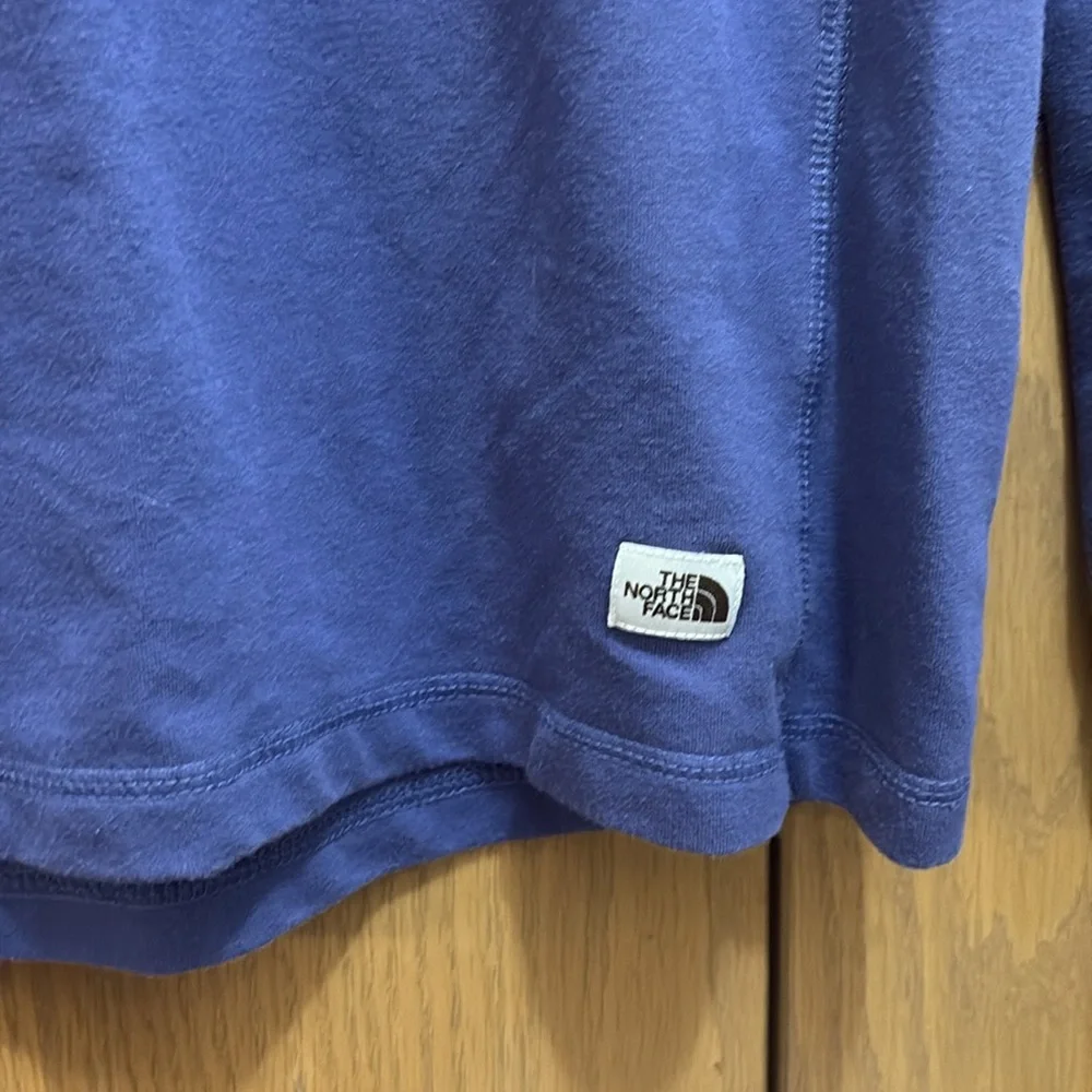 The North Face medium men’s Indigo Crew Neck base layer
